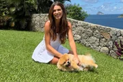 Mariana Goldfarb posa com seu pet Mariana Goldfarb posa com seu pet