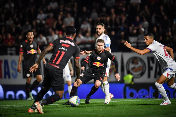Imagem colorida do confronto entre Bahia x Bragantino