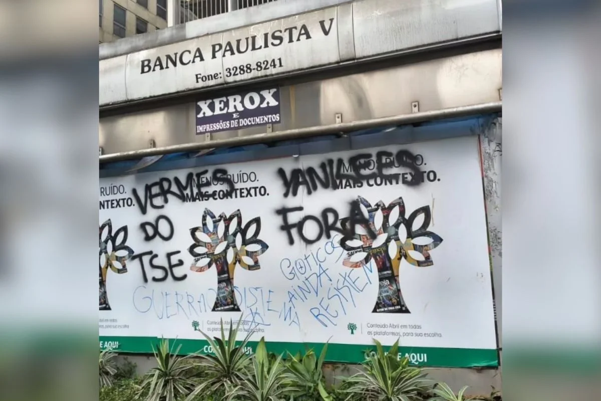 Bancas de jornal também foram pichadas Bancas de jornal também foram pichadas