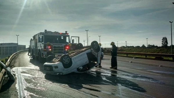Mulher fica ferida após capotar carro em viaduto na EPTG