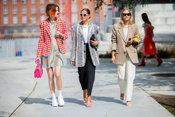 Mix de estampas e alfaiataria dominam o street style de Copenhague
