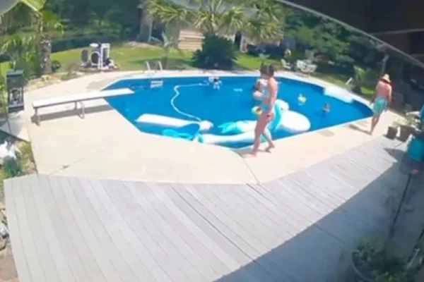 Na foto, cena de uma câmera que mostra uma mulher de biquíni na piscina - Metrópoles
