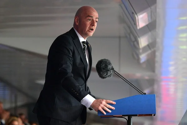 Presidente da Fifa, Infantino ri das “encenações” de Neymar