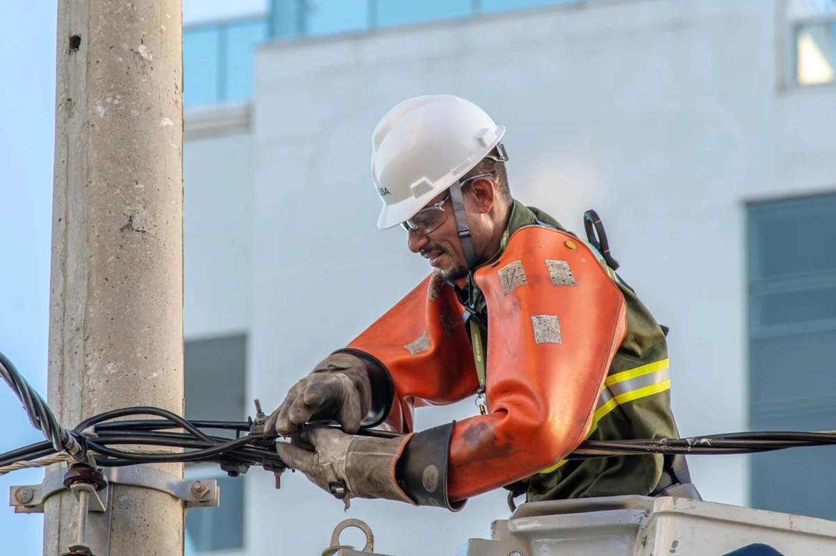 Homem trabalhando em um poste - Metrópoles