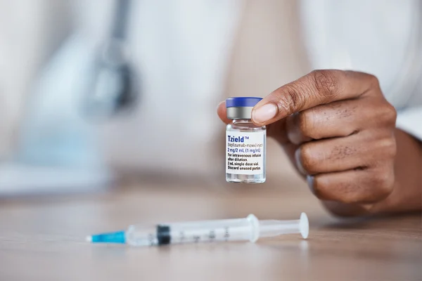 Foto colorida de mão humana segurando ampola de medicamento para diabetes - Metrópoles.