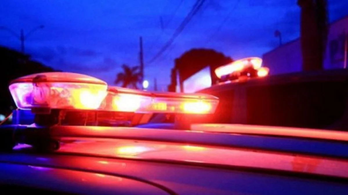 Motociclista morre em acidente após bater em micro-ônibus no DF