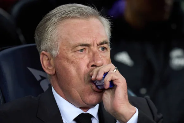 Carlo Ancelotti orientando jogadores da Selecao Brasileira durante partida da Copa do Mundo 2026