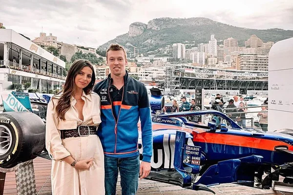 Kelly Piquet dá à luz pequena Penelope, em Mônaco
