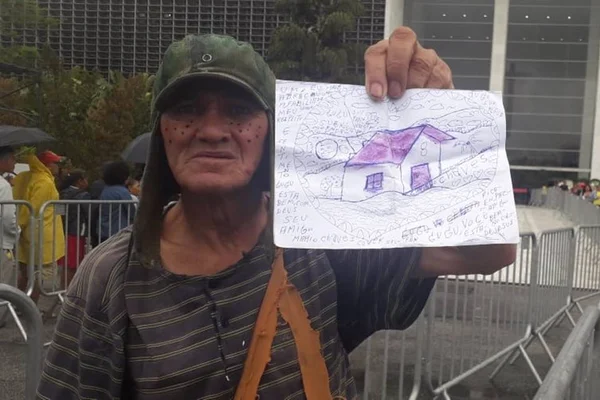 Vestido de Chaves, fã leva carta emocionante para velório de Gugu