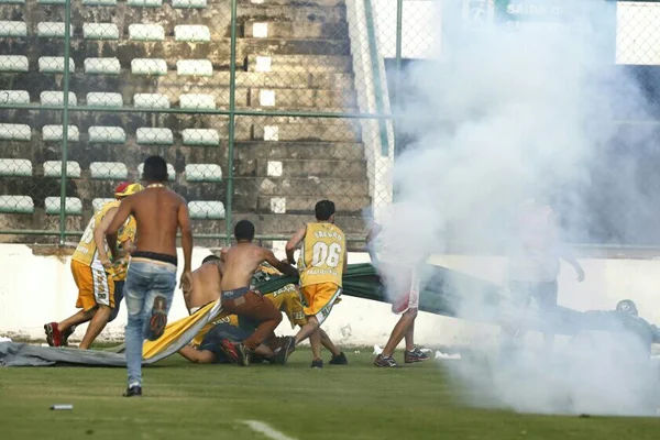 Torcedores do Brasiliense entram em confronto na Praça do Relógio