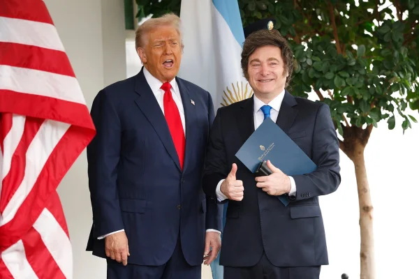 Imagem colorida de Donald Trump e Javier Milei - Metrópoles