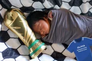 Recém-nascidos em terapia intensiva foram vestidos com roupinhas temáticas da Copa do Mundo Recém-nascidos em terapia intensiva foram vestidos com roupinhas temáticas da Copa do Mundo