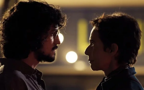 Felipe e Rebeca, personagens de Um Lugar ao Sol, quase se beijando