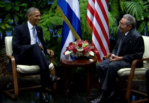 Em encontro histórico, Castro pede a Obama fim do embargo a Cuba