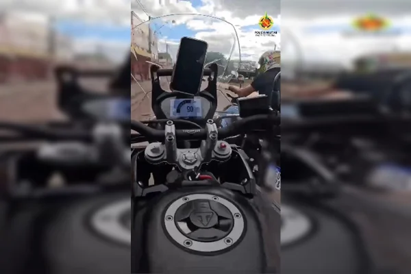 Imagem colorida de perseguição policial
