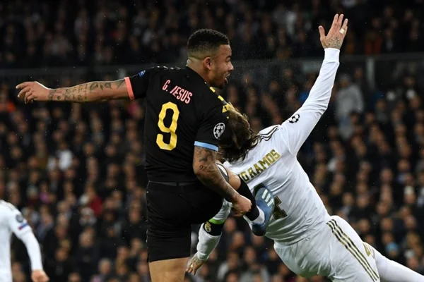 Gabriel Jesus faz gol polêmico e City bate o Real de virada