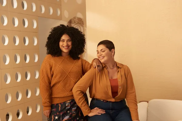 Na imagem com cor, duas mulheres, negra e branca, possam para a campanha da Ashua - Metrópoles