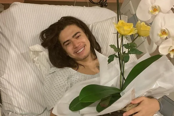 Luísa Sonza leva flores para Whindersson Nunes após cirurgia no bumbum