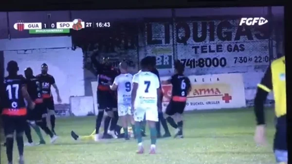 Árbitro desmaia após receber chute na cabeça de jogador no RS