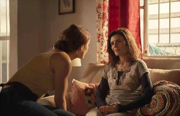 Amor de Mãe: Betina perde a paciência com Leila e a agride