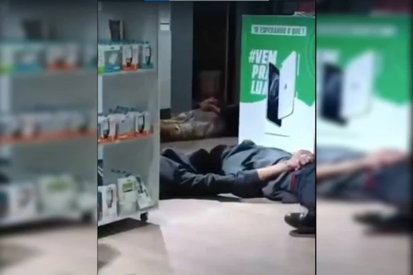 Adolescentes invadem loja, roubam celulares e são presos antes da fuga