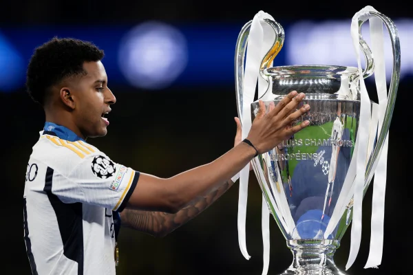 Rodrygo com o troféu da Champions - Metrópoles