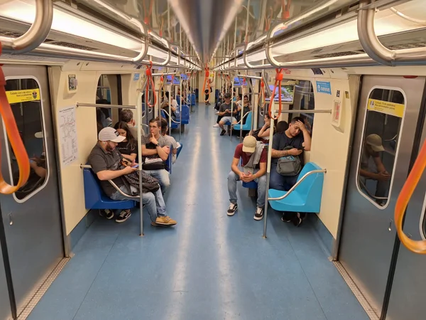 Imagem colorida mostra estação da linha vermelha do metrô de São Paulo em dia de greve - Metrópoles