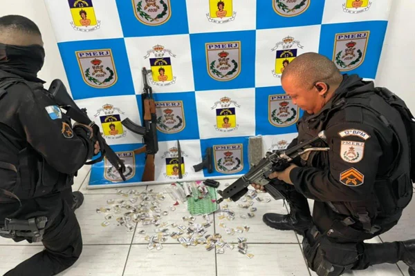 Policiais resgatam caminhoneiro e descobrem cativeiro no Rio
