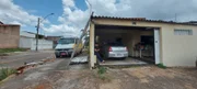Em uma delas, uma van era guardada em uma garagem Em uma delas, uma van era guardada em uma garagem