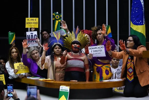 Deputadas do PSol e a ministra dos Povos Indígenas, Sonia Guajajara, protestam contra a aprovação do marco temporal na Câmara