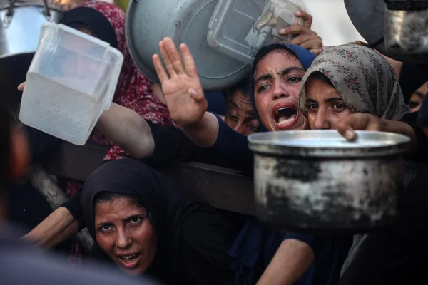 Imagem colorida de fome em Gaza