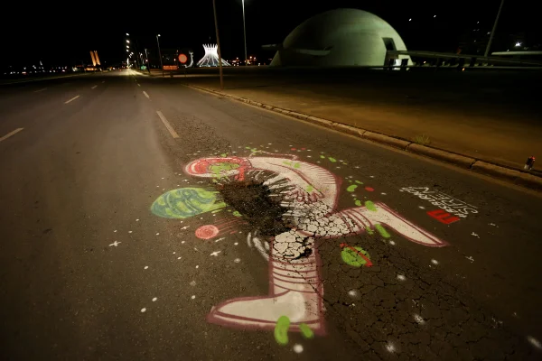 GDF começa a remendar crateras que receberam intervenções… E artistas criam mais obras no asfalto de Brasília