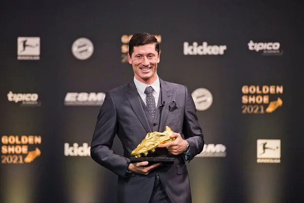 Lewandowski recebe a Bola de Ouro, mas exalta Messi e Cristiano Ronaldo