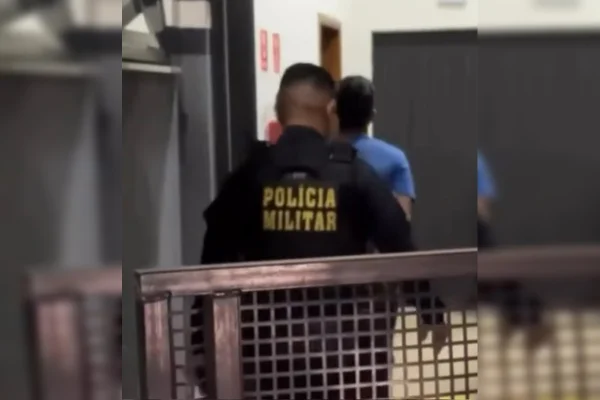 "Faz a gulosa": homem apalpa colega em alojamento de fazenda e é preso