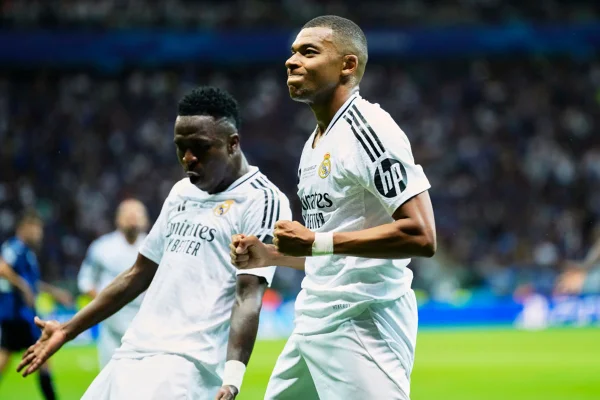 Imagem colorida de Vinícius Júnior e Mbappé comemorando - Metrópoles