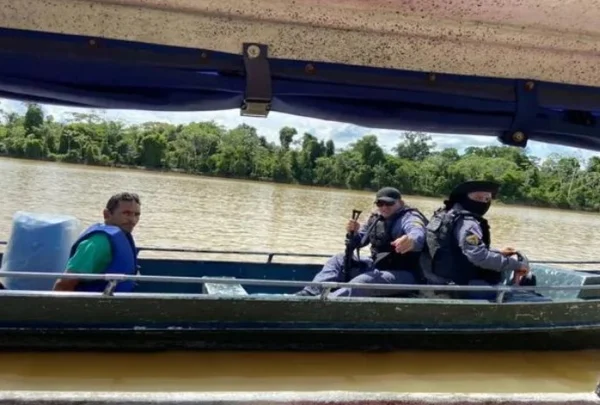 Militares em barco durante buscas no AM e um homem suspeito de envolvimento no crime preso- Metrópoles