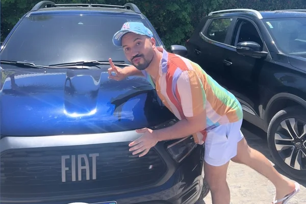 Gil do Vigor posa com o carro que ganhou no BBB21 - Metrópoles