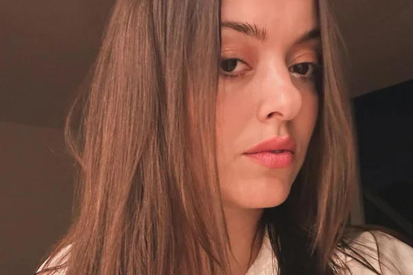 Vídeo: após flagra de Marcelo Adnet, Patrícia Cardoso curte Sapucaí