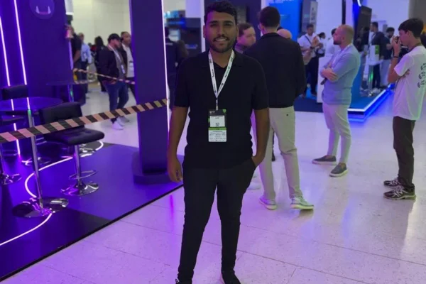 Foto colorida de empresário em evento. Leonardo Siqueira Alves, de 26 anos, está desaparecido desde o último domingo (12/7), no Itaim Bibi, zona oeste de São Paulo.