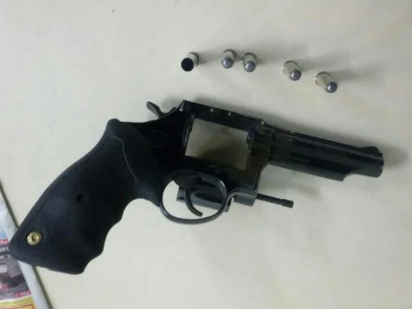 Homem atira em si mesmo e é preso por porte ilegal de armas