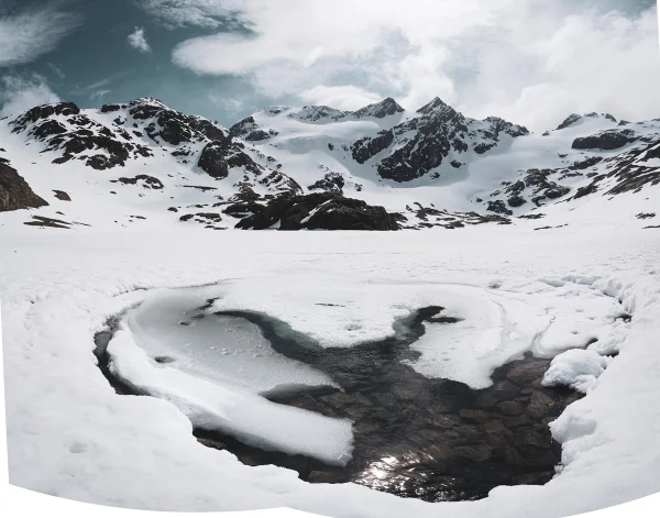 Foto colorida mostra lago congelado no glaciar Vinciguerra, na Patagônia (Argentina) - Metrópoles