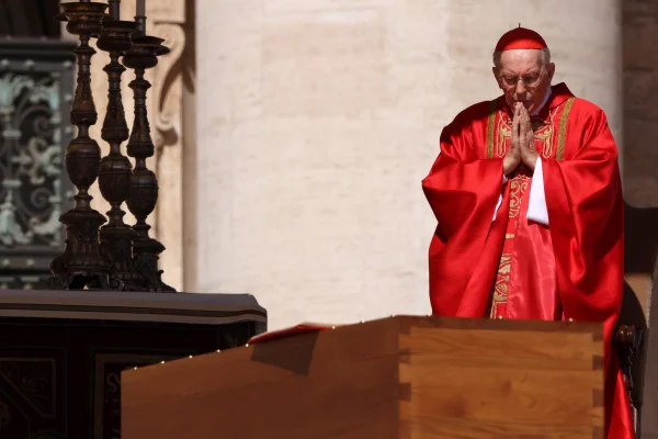 O Cardeal Giovanni Battista Re celebra a missa em frente ao caixão durante o funeral do Papa Francisco na Praça de São Pedro - Metrópoles