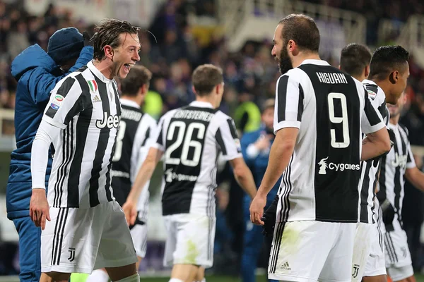 Foto colorida de Bernardeschi e Higuain, ex-jogadores da Juventus - Metrópoles