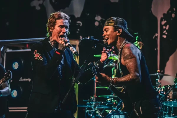 Ônibus da banda Buckcherry se envolve em acidente fatal nos EUA