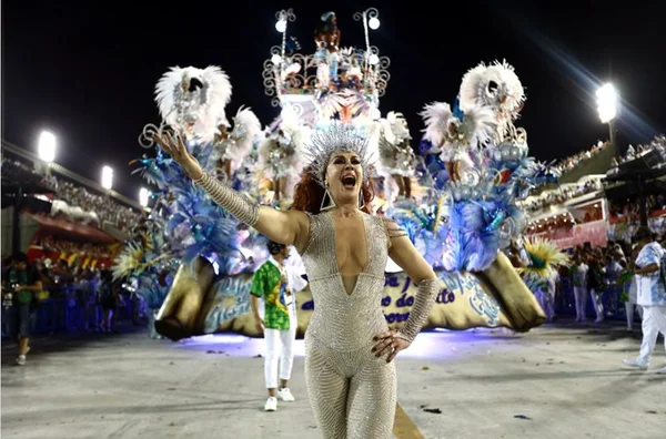 Claudia Raia, após desfile da Beija-Flor: “Alguém tira Brasil da lama”