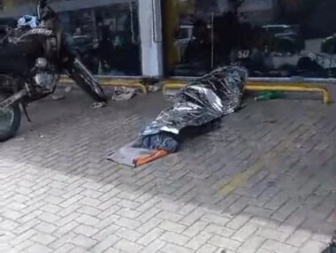 Foto colorida mostra Corpo achado em frente a unidade da Smart Fit em São Vicente - Metrópoles