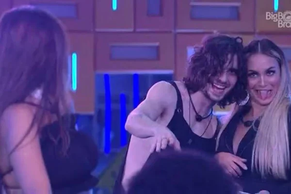 Sarah e Fiuk em festa do BBB21