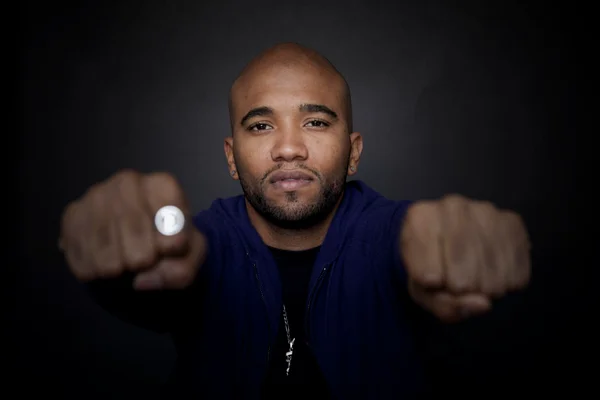 Rapper Renegado tira o véu do racismo. “Se o brasileiro não quer conhecer o Brasil, que siga para a Europa”
