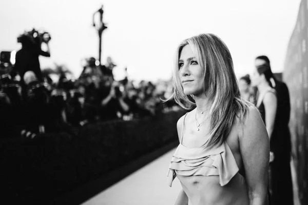 Jennifer Aniston se emociona e chora com pergunta de fã adolescente