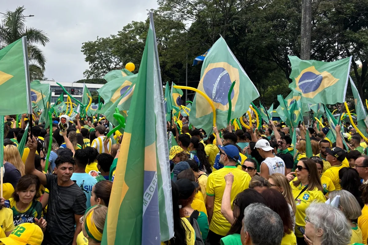 Apoiadores de Flávio se concentram na Praça da Liberdade para ato em BH